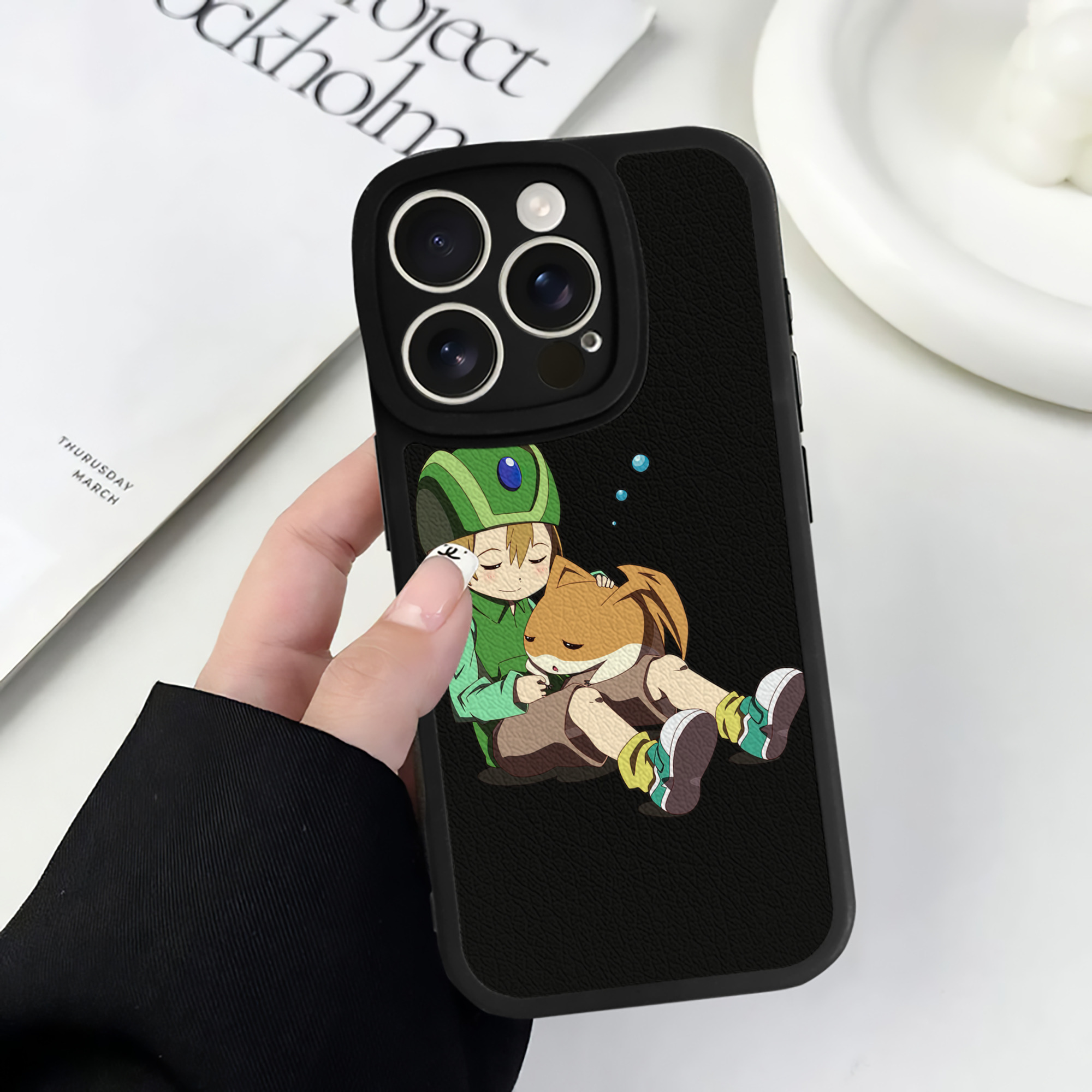 （画像用） Digimon デジタルモンスター/デジモン 【iPhone 16シリーズ対応】シリコンスマホケース（レザー調） 材質：シリコン